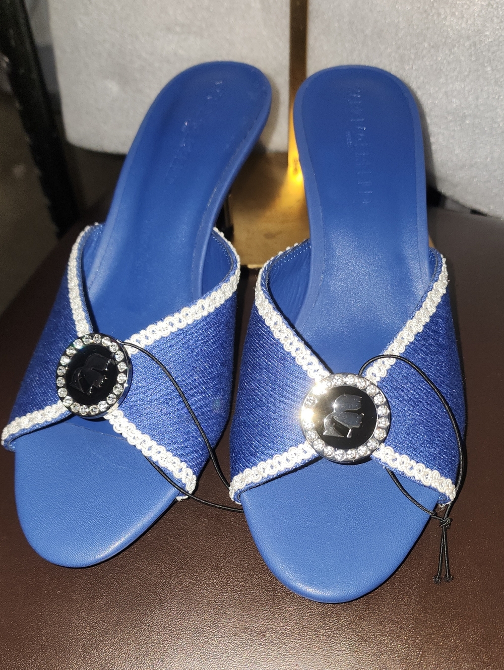 Karl Lagerfeld Denim Kitten Heel W/ Rue Crystal Surrounded Emblem Nwot Sz 7.5